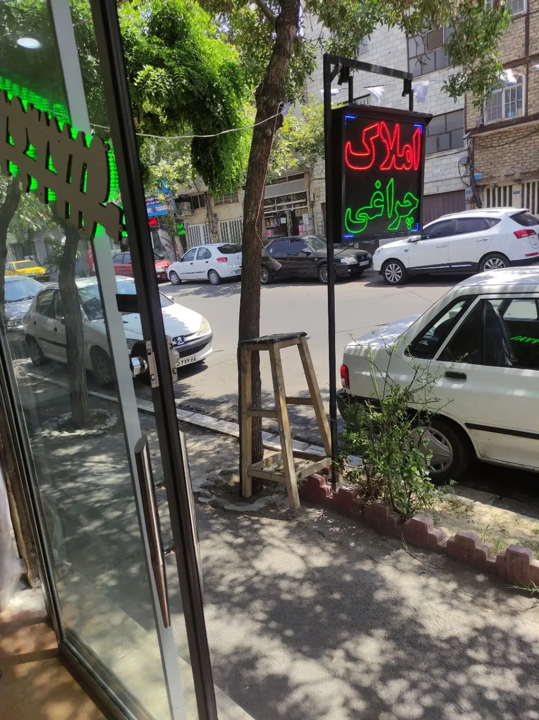 80 متری طبقه سوم با پارکینگ و انباری سندی