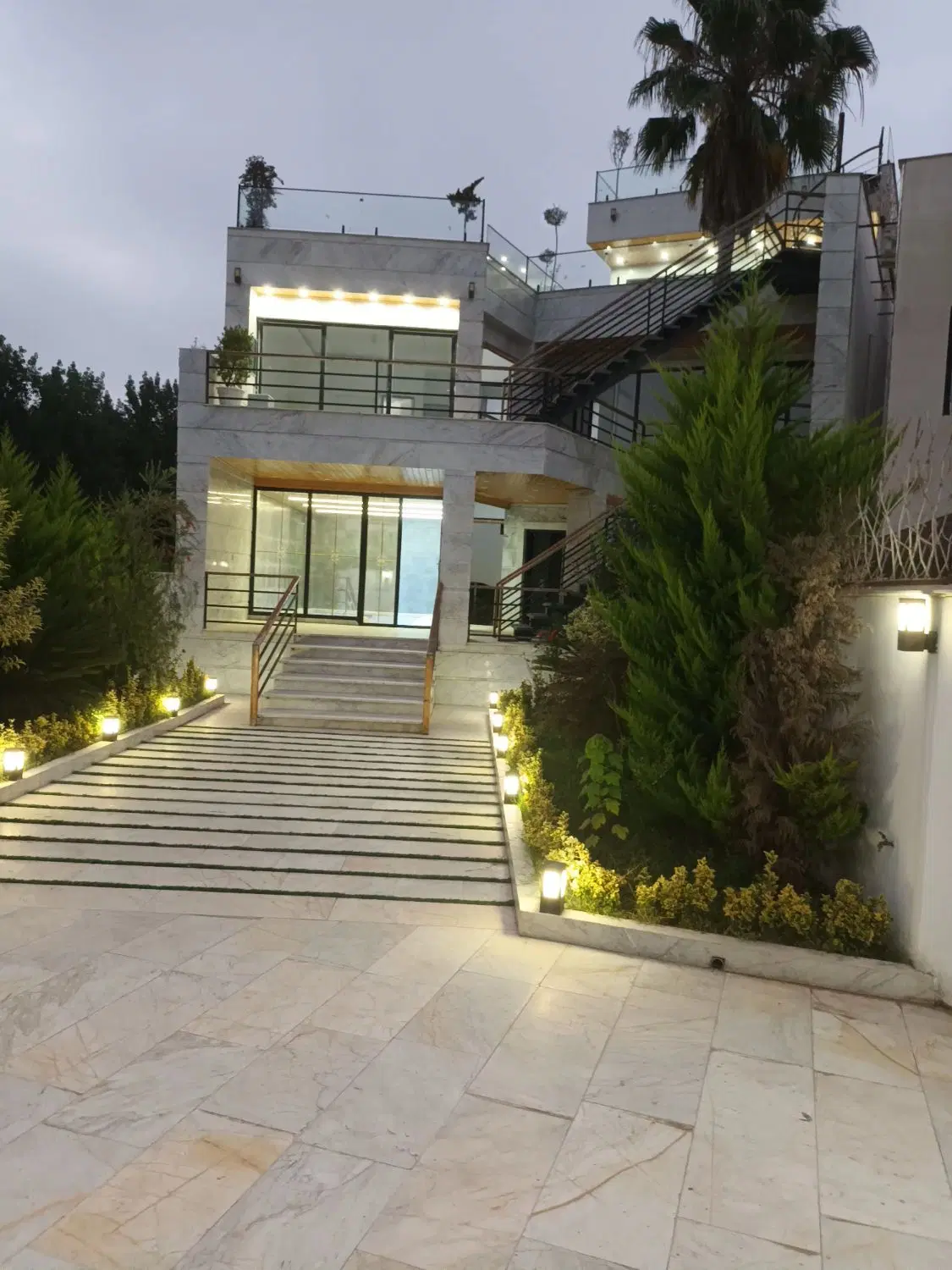 ویلای تریبلکس با طراحی عالی استخر دار و دارای روف