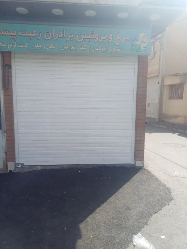 مغازه ۱۶ متری بر خیابان اصلی فروش