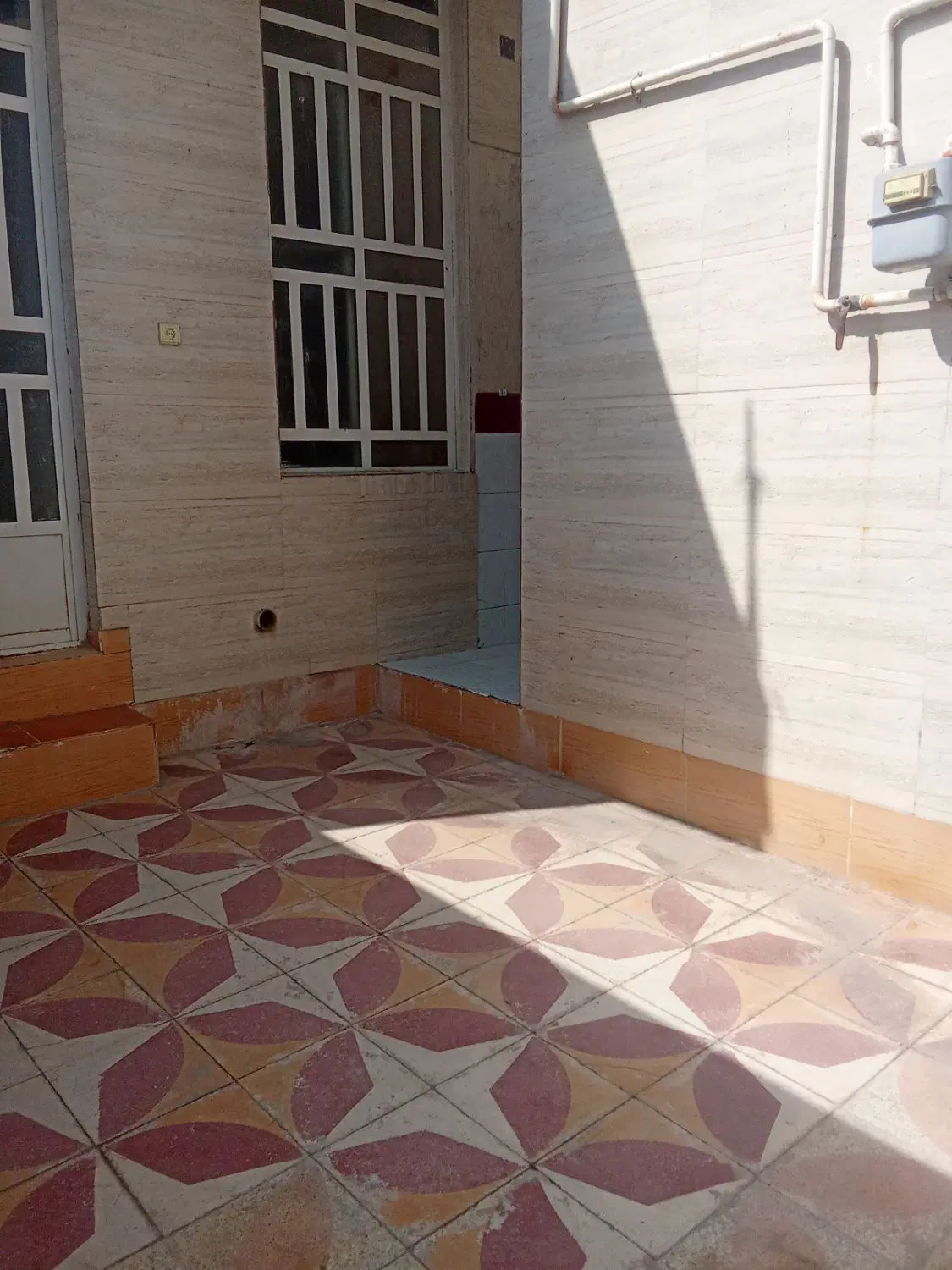 فروش منزل  دوخوابه 100متری با مغازه سرنبش