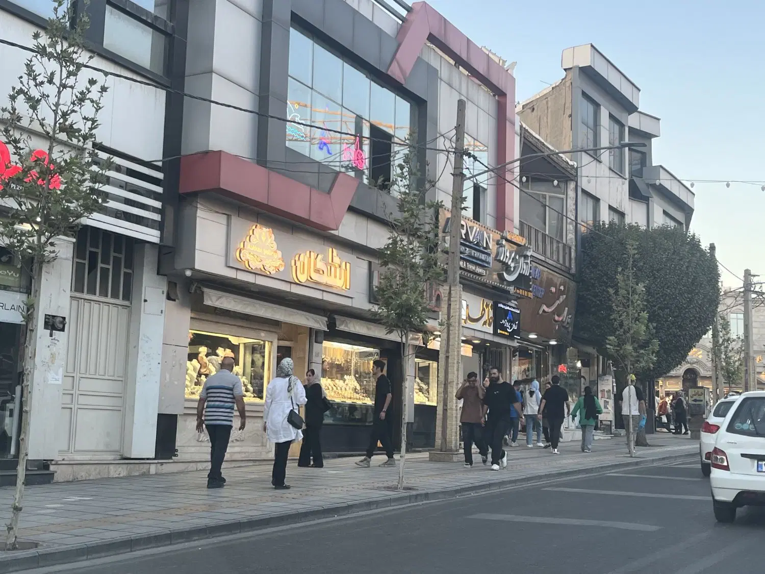 ۴۰متر تجاری خیابان اصلی گوهردشت(سندملکیت)