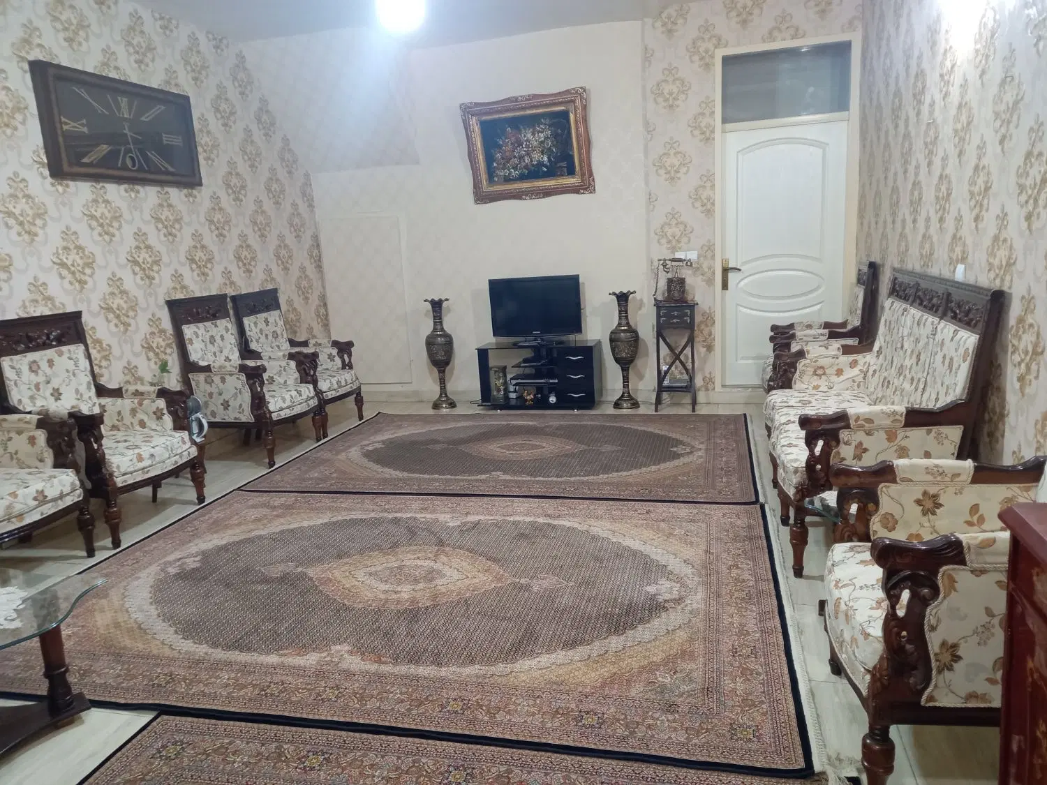 حیاط نقلی مرکز شهر اخرشهناز