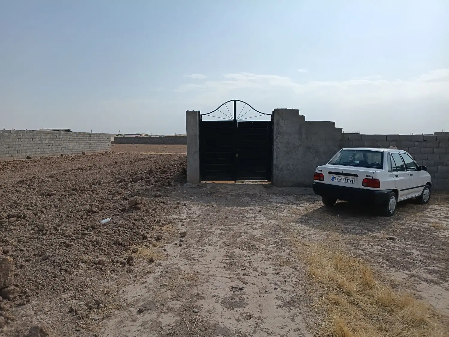 زمین دور دیوار باغی