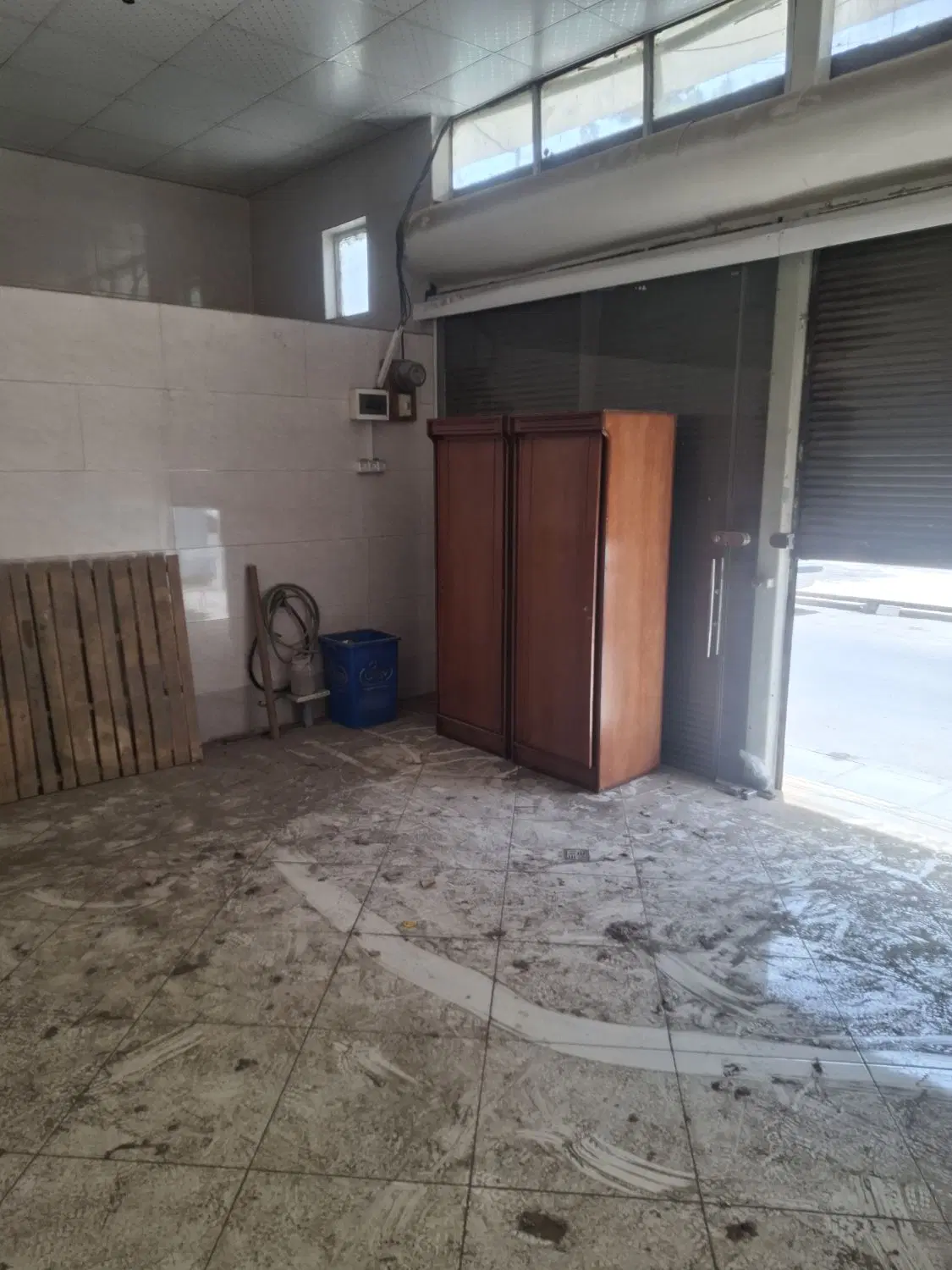 مغازه 40متری برای انباری درخیابان متروازادگان