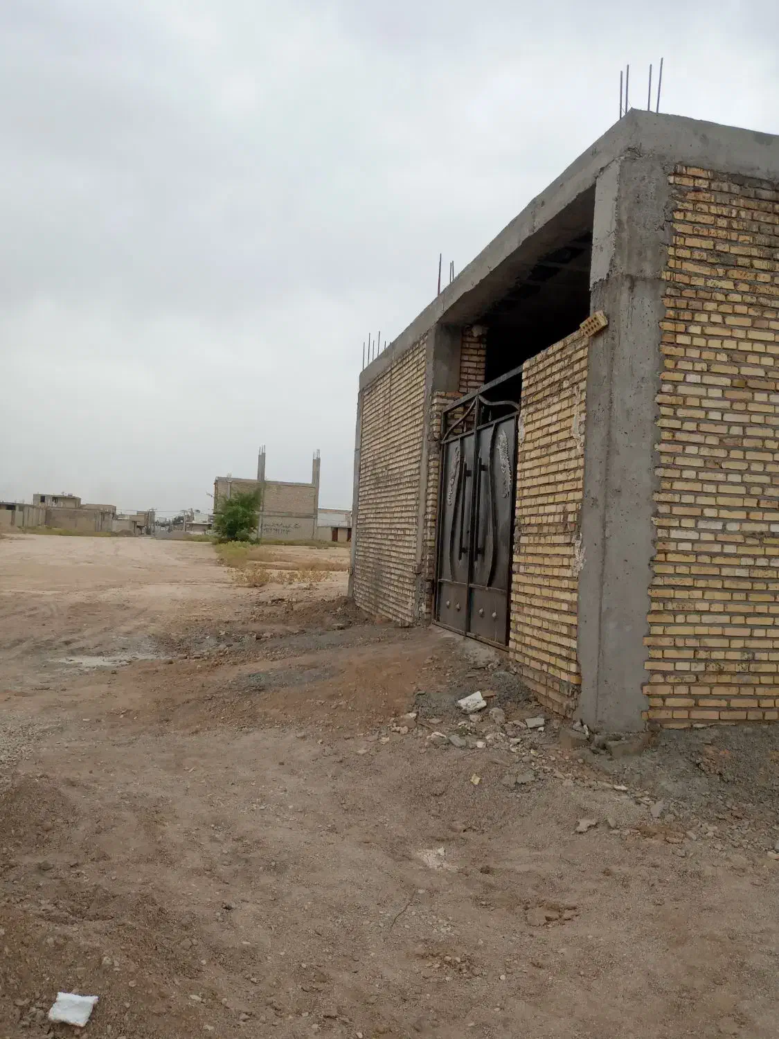 خانه نیمه ساز عمله سیف