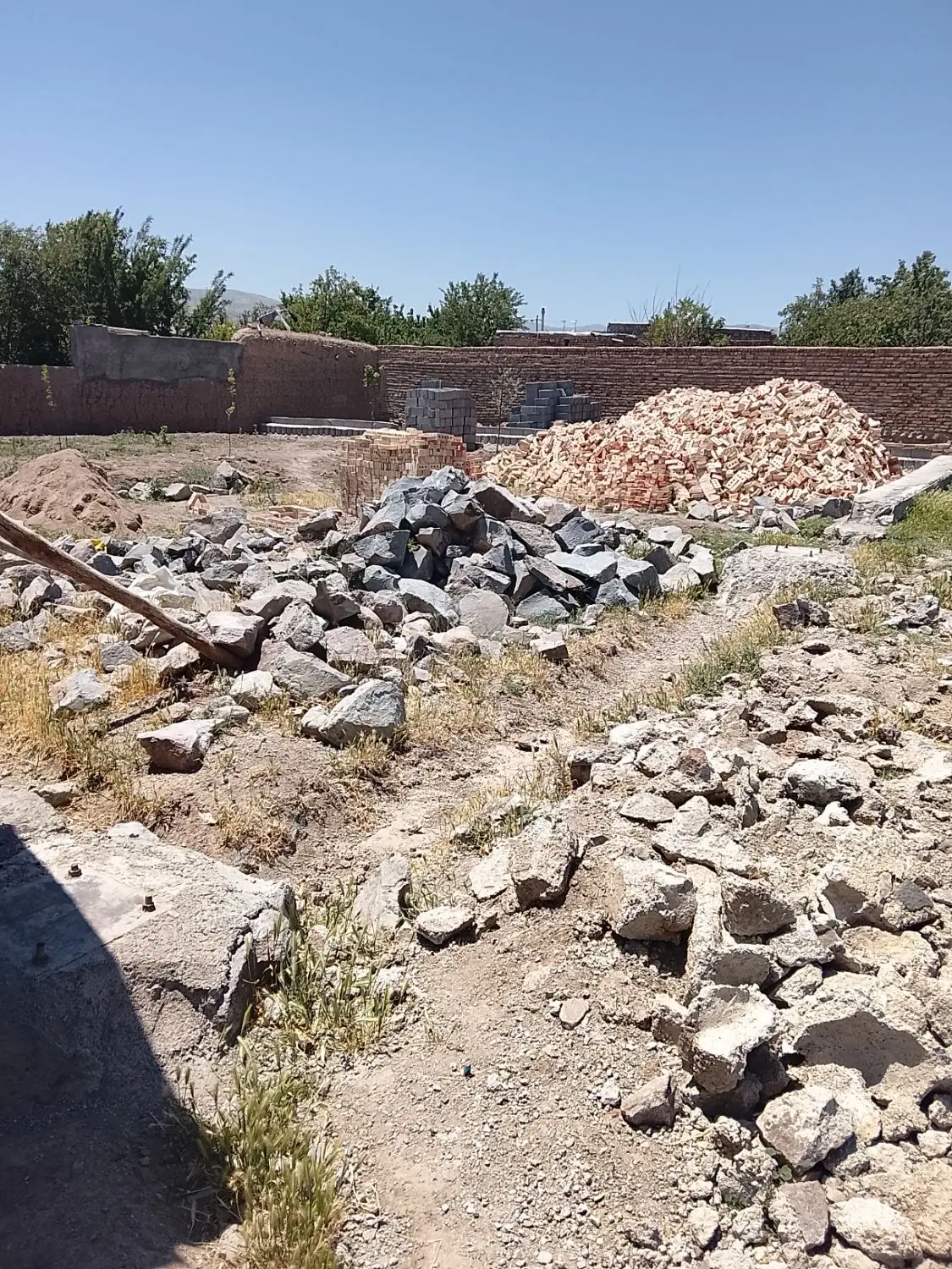 با سلام زمینی به مساحت ۳۶۰ متر مربع