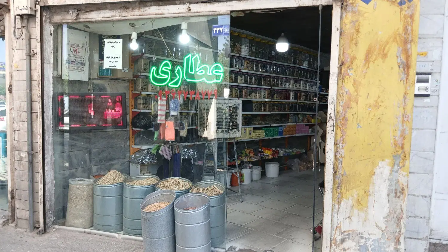 یک مغازه رهن و اجاره هم با لوازم هم بی لوازم