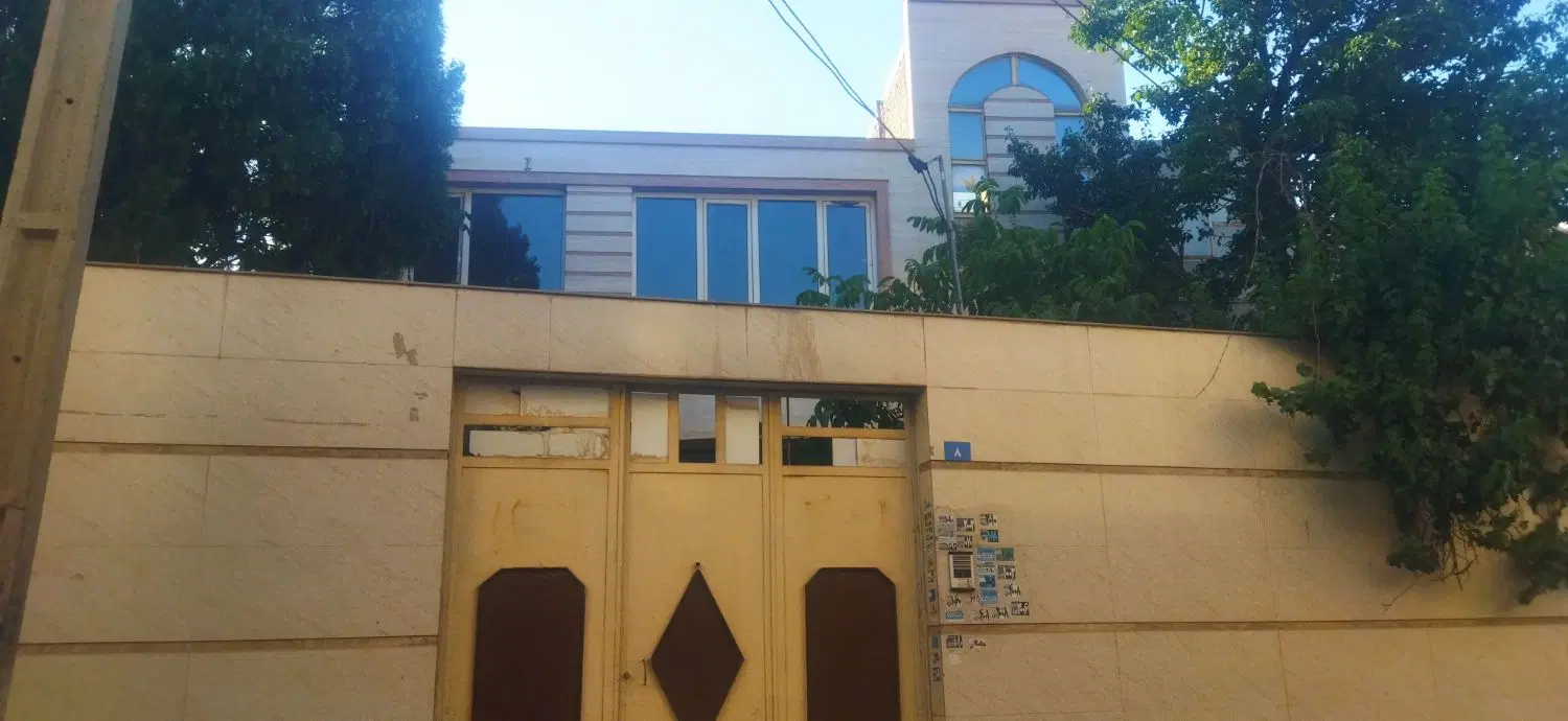 دو ونیم طبقه حیاط دار