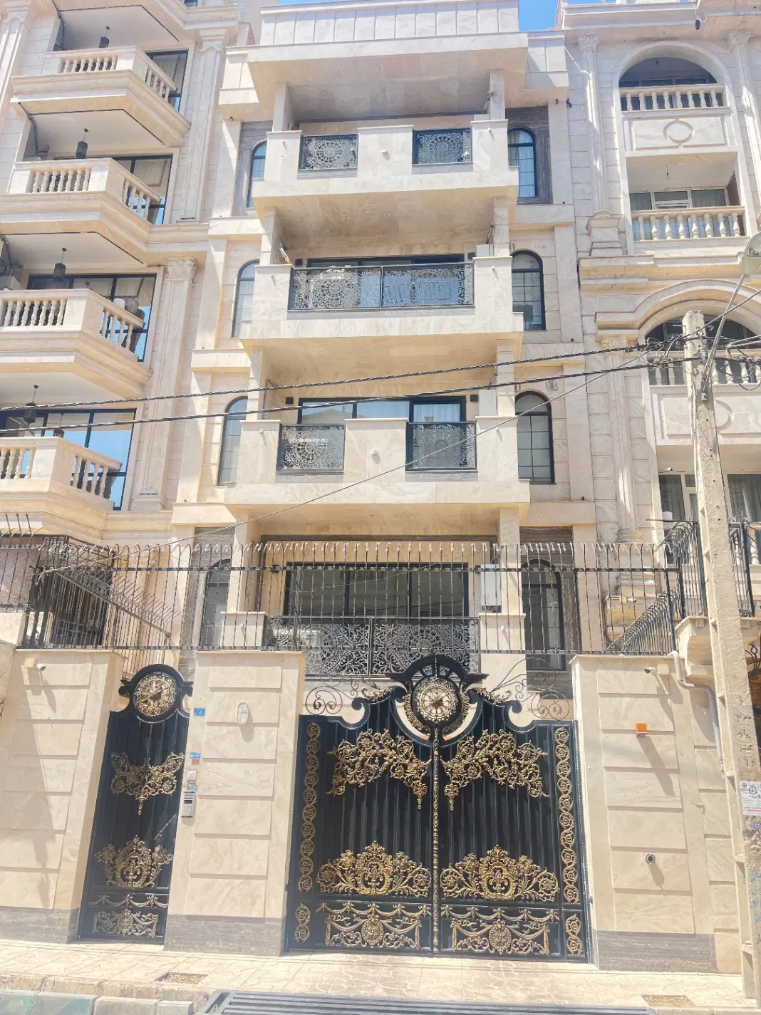 فروش ساختمان ۴ طبقه بی نظیر