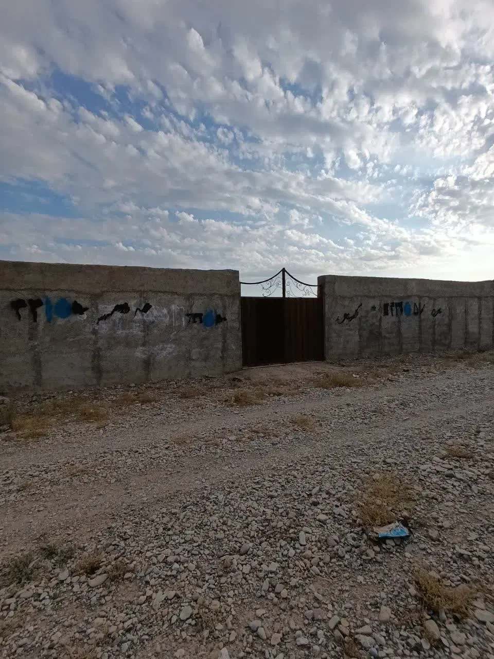 فروش ۱۰۰۰متر زمین دیوارکشی شده.