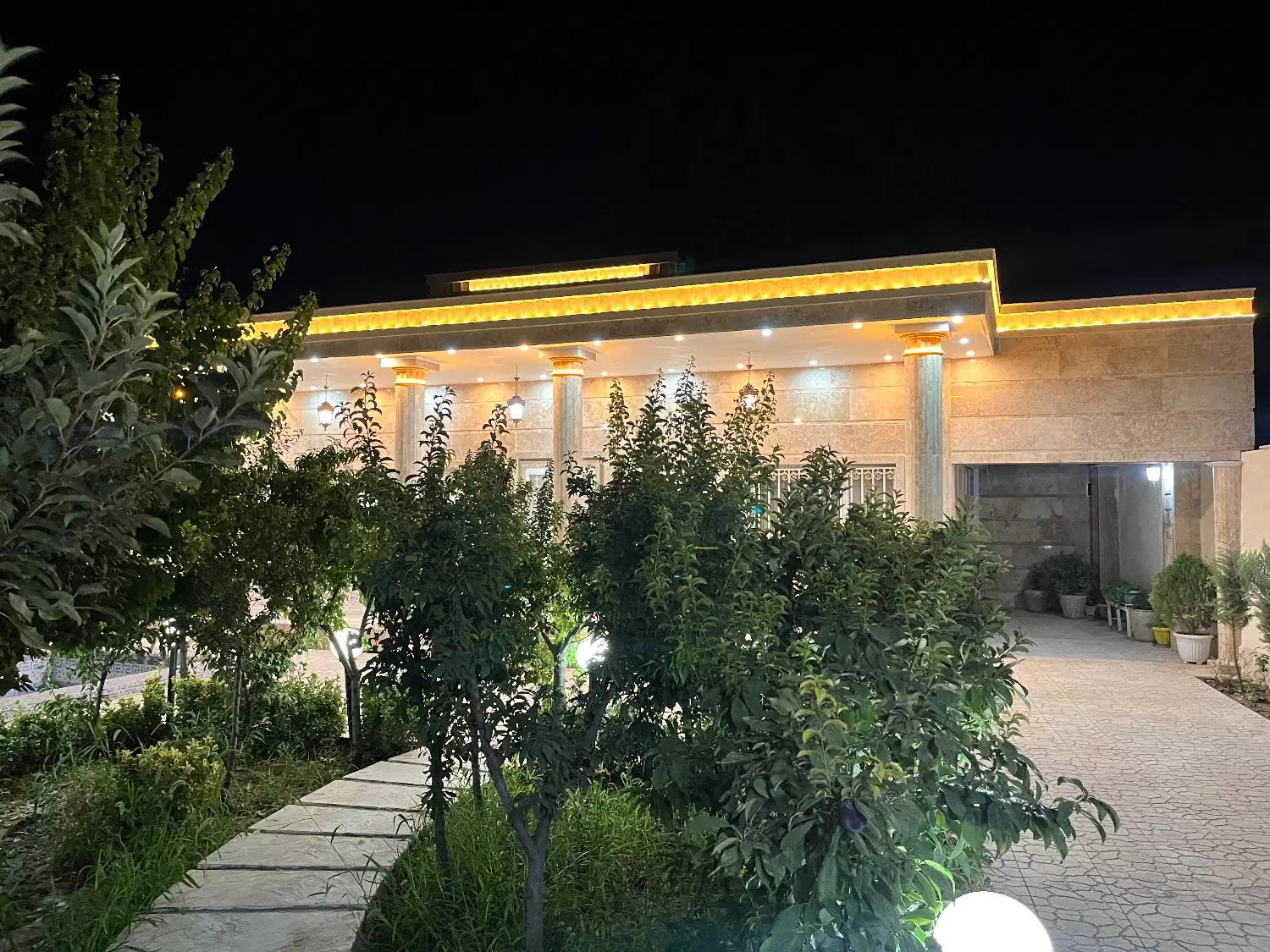 عمارتی زیبا در  ۸۰ کیلومتری تهران