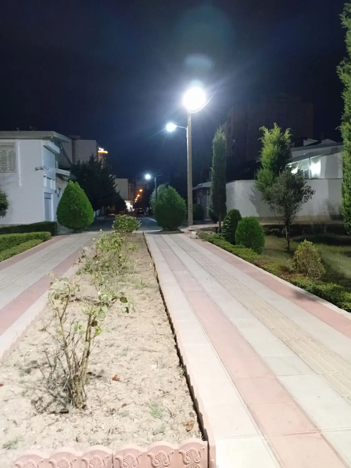 ویلا ۳۰۰متری شهرک دانشگاه