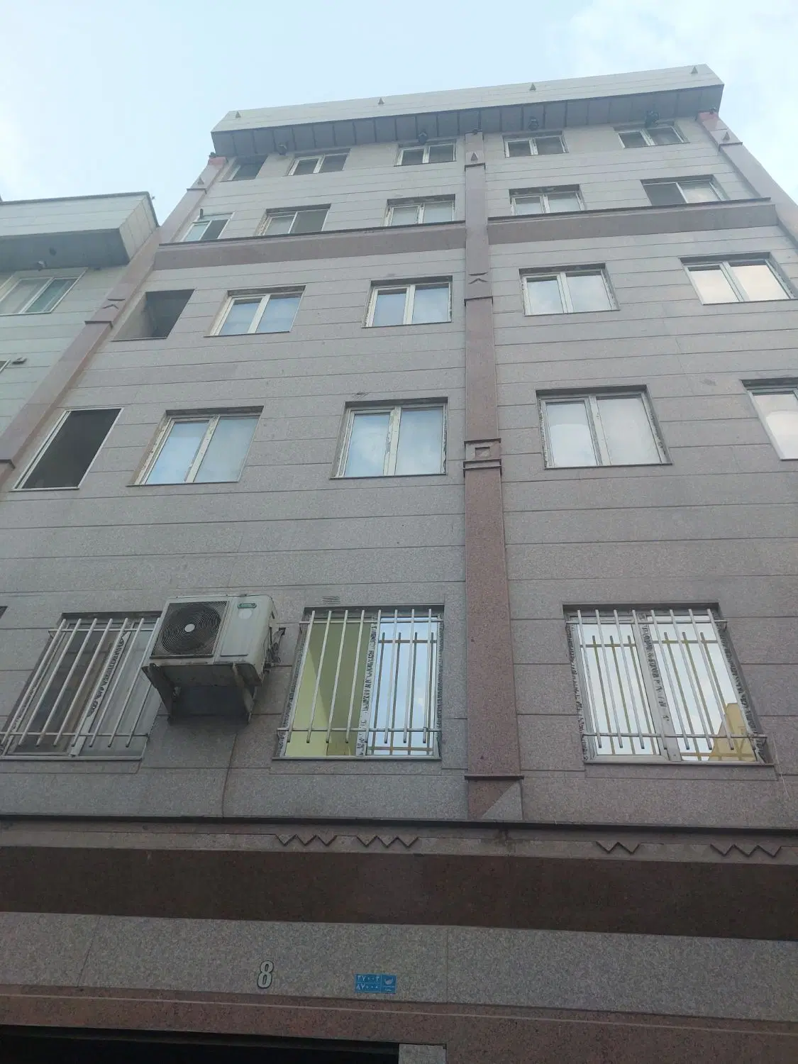 ۱۱۸ متری کوچه جانثار طبقه ۵ جنوبی