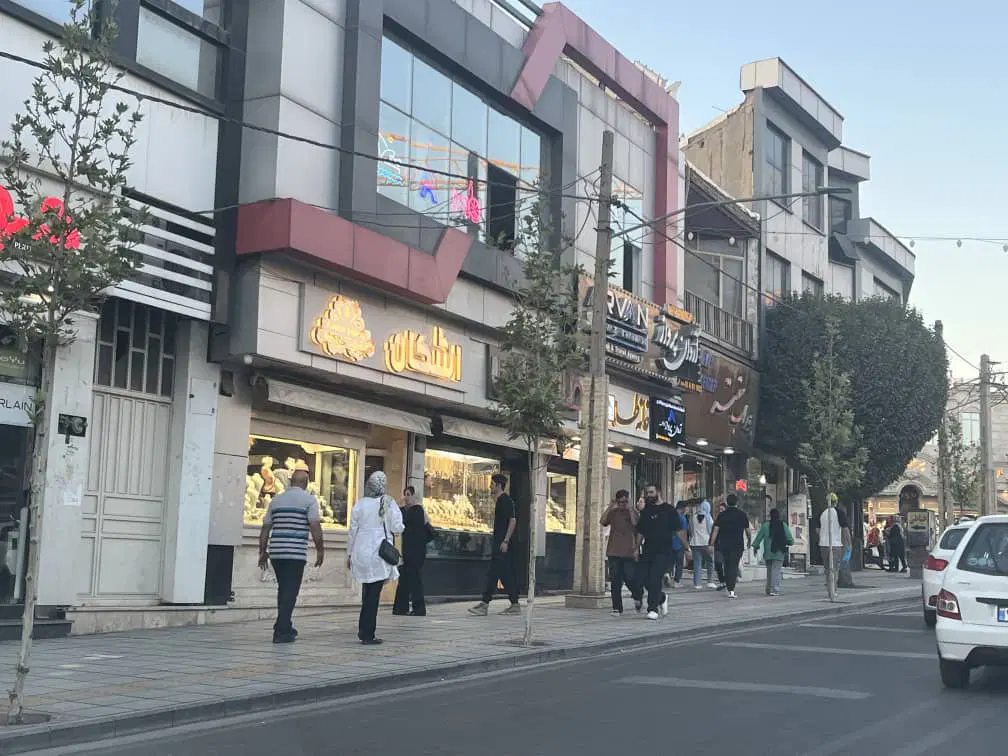 گوهردشت بر خیابان اصلی ۴۰ متر مغازه با بر ۵ متر