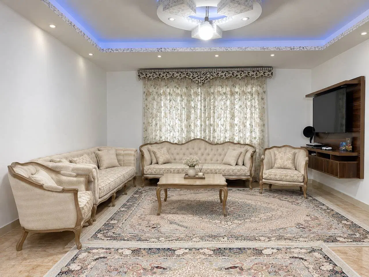 آپارتمان شیک  مرکز شهر صومــعـه سرا