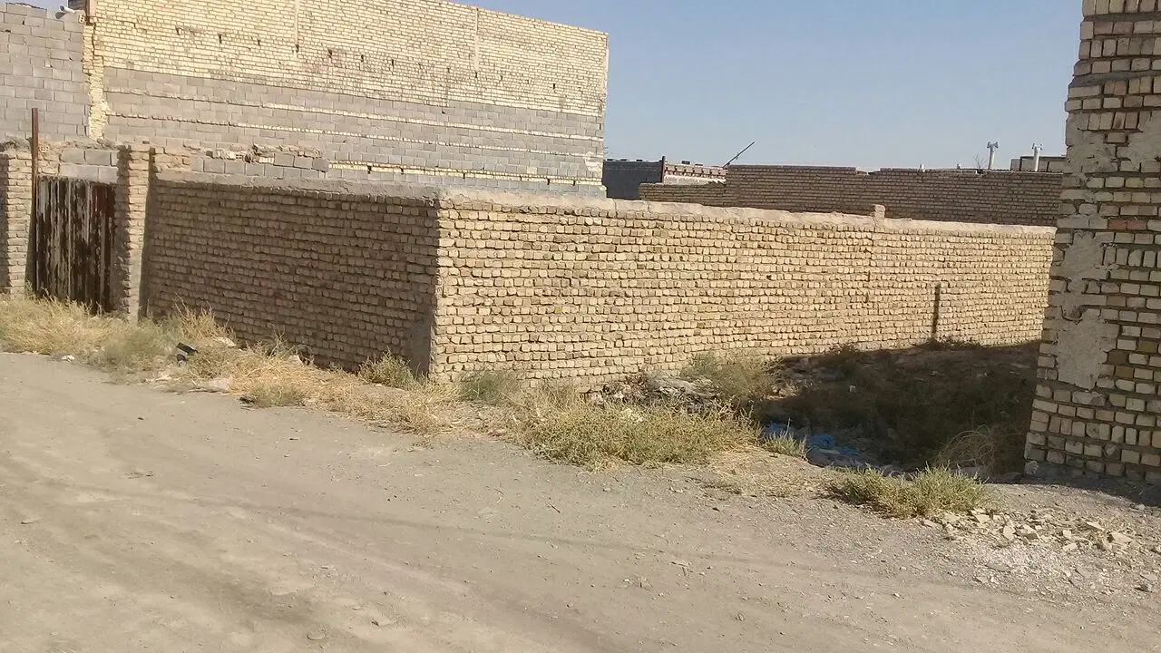 زمین ۳۵۰ متری دور دیوار