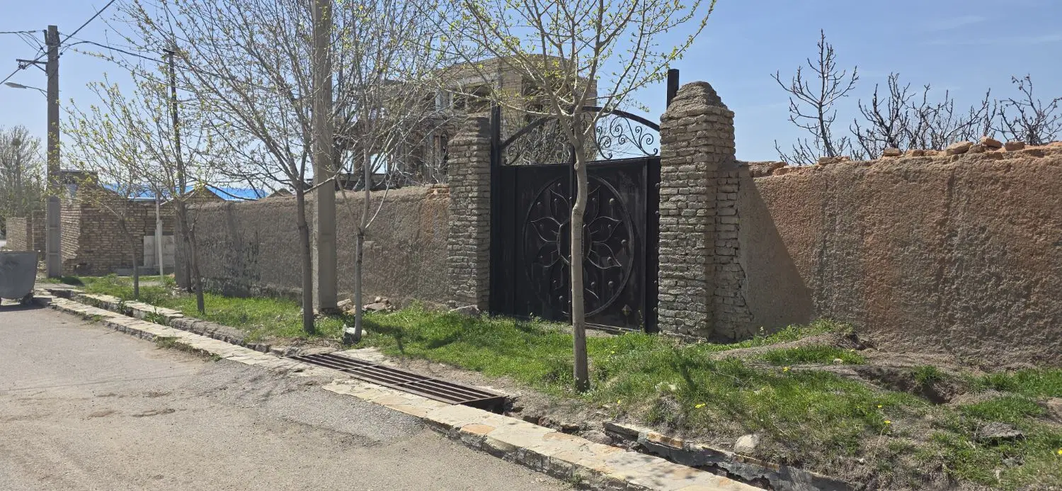 زمین چهار دیواری