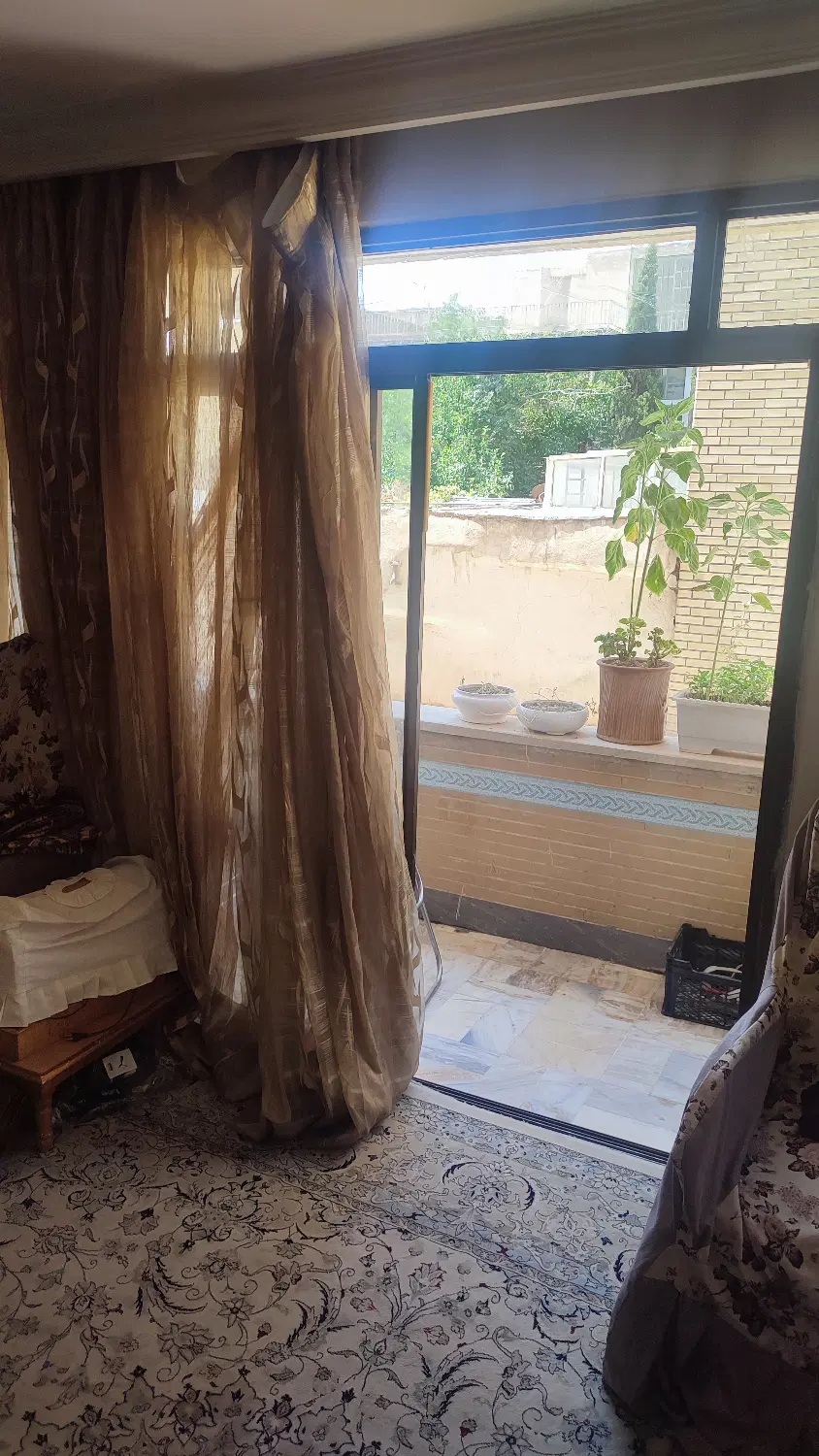 دوخوابه 102 متری چهارباغ خواجو نزدیک خیابان