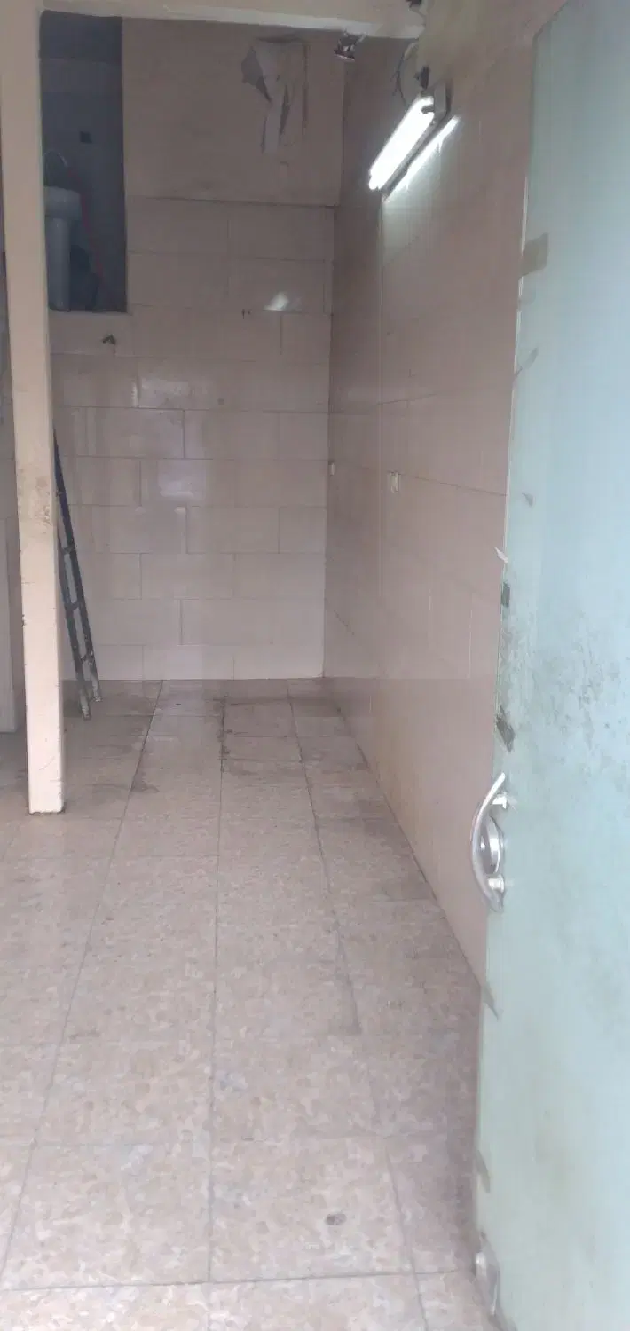 فرش مغازه‌ی ۱۸ متری واقع در منبع آب