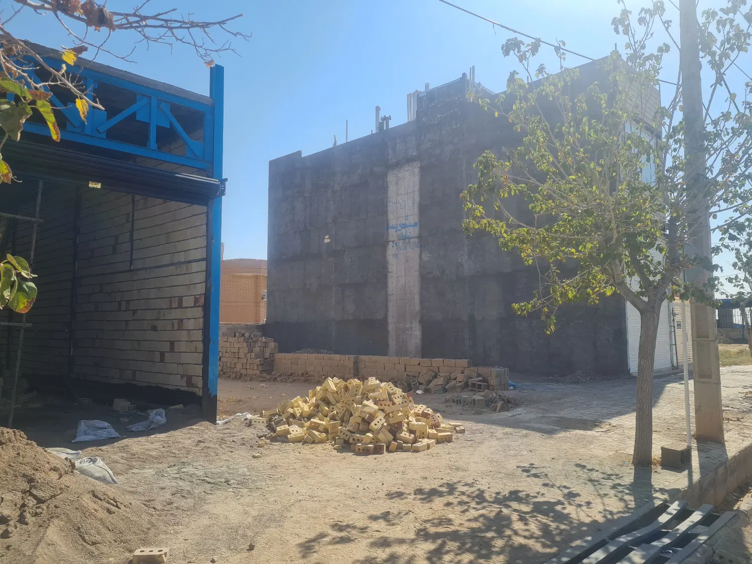 زمین تجاری حاشیه چهاراه پرستار