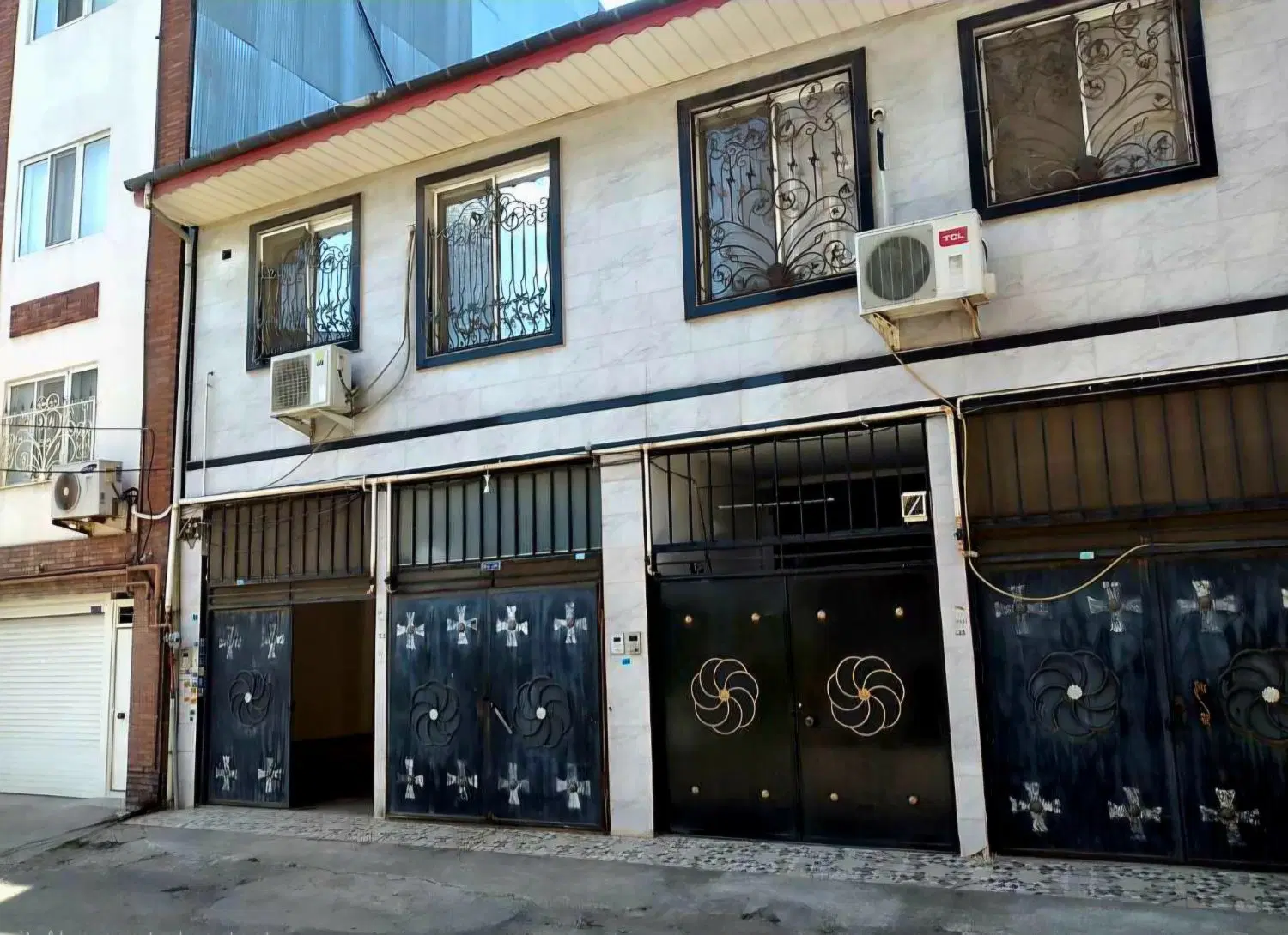 فروش یکباب منزل مسکونی مستقل به دلیل مهاجرت
