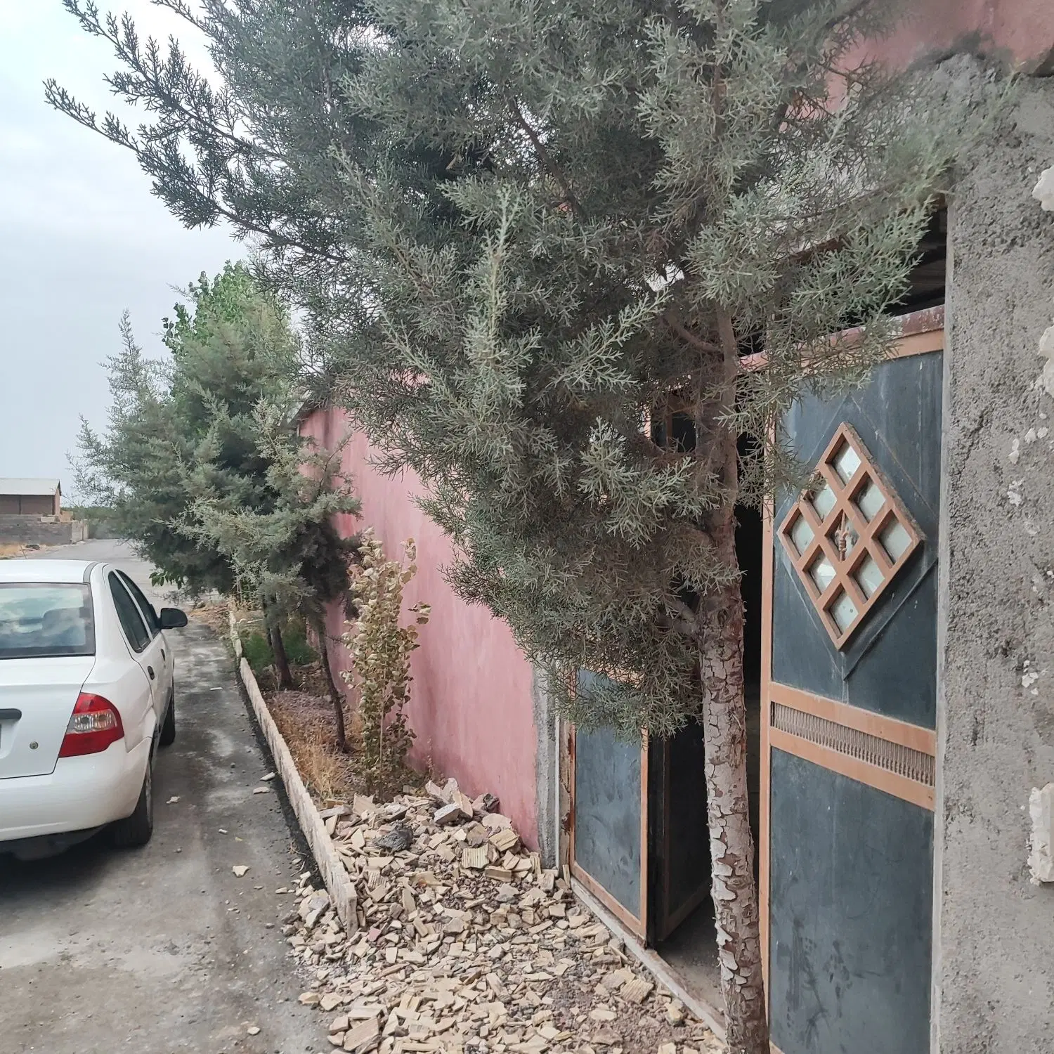 ویلاباغ سفرخانه دارای چاه آب پشت آفتاب درخشان صحرا
