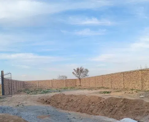 زمین چهاردیواری ابتدای جاده میقان