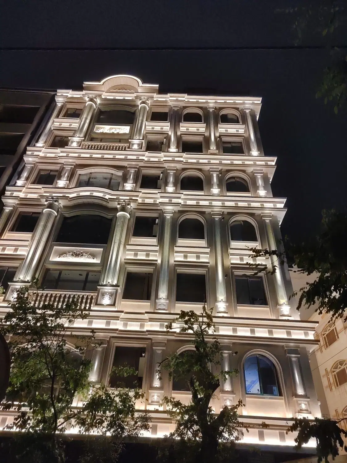 فروش مجموعه یکجا 22 واحد مسکونی نزدیک حرم مطهر