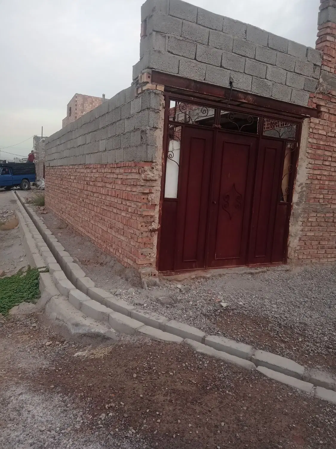 حیاط مسکونی نیمه کاره