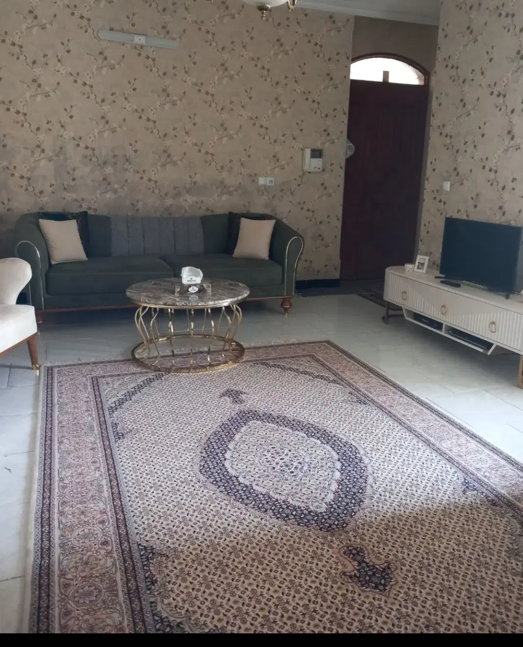 همخونه خانم میپذیرم(اتباع)