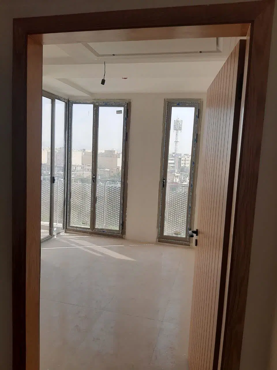 آپارتمان ۱۰۷ متری نبش عطار و پروین نیمه خام
