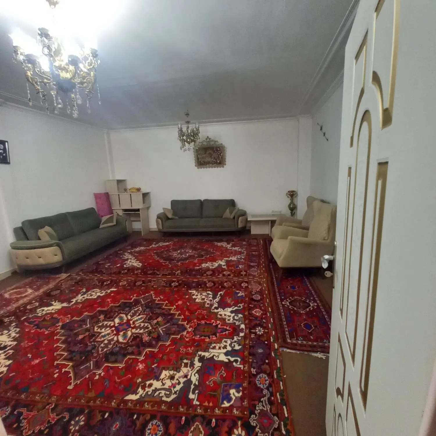 حیاط ۳طبقه +یک طبقه زیرزمین