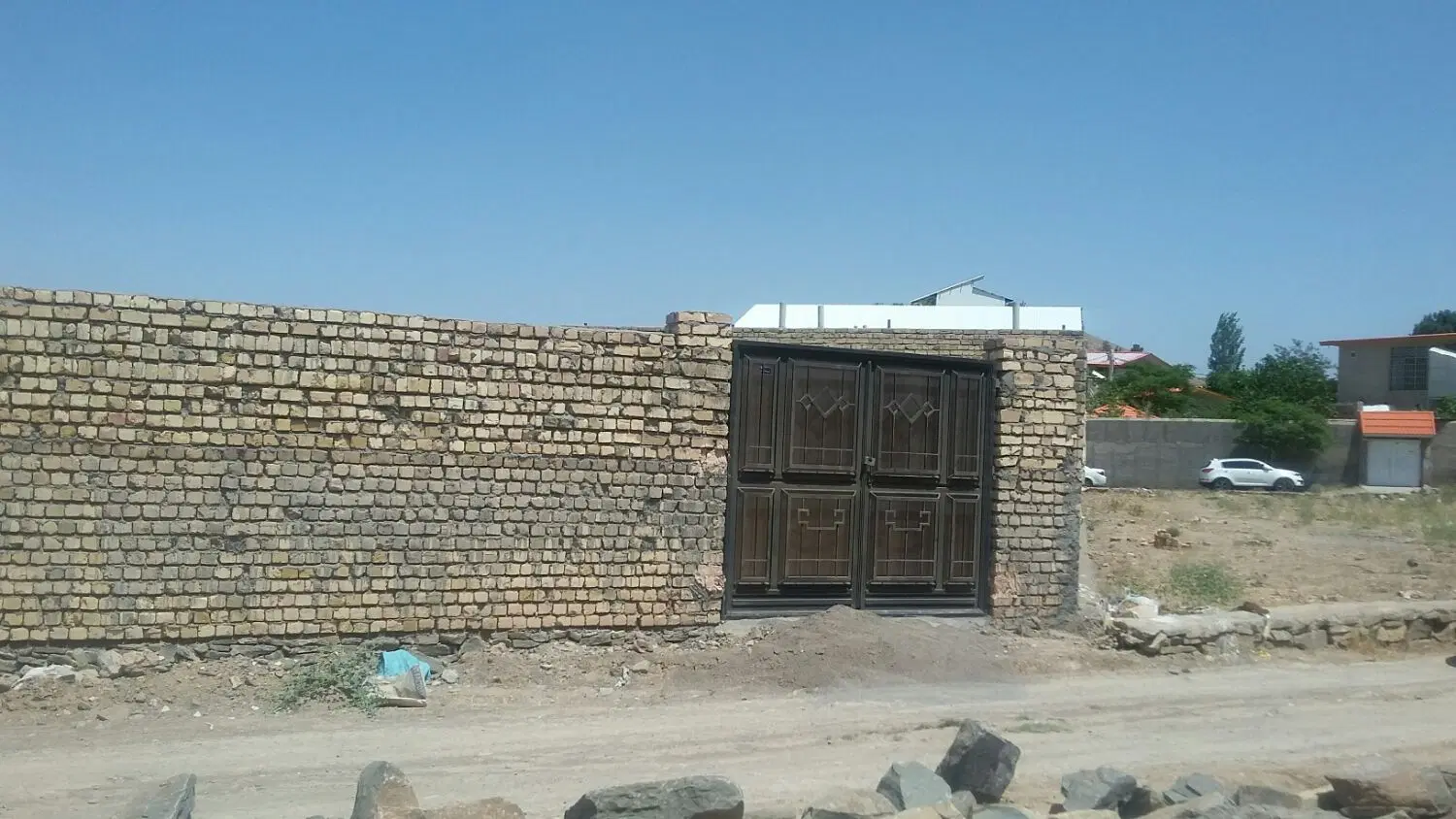 زمین دیوار کشی شده به مساحت 240متر