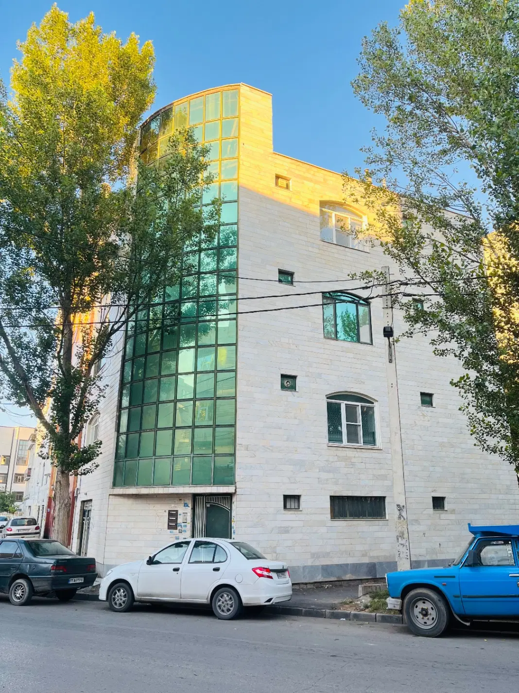 اجاره واحد آپارتمان سه نبش غرق در نور کوی نگین