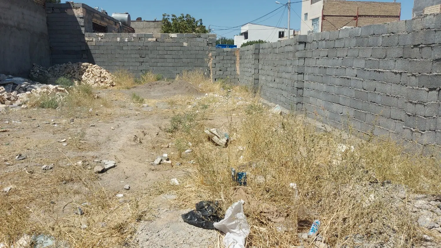 زمین ۱۷۰ متر دو نبش دور دیوار