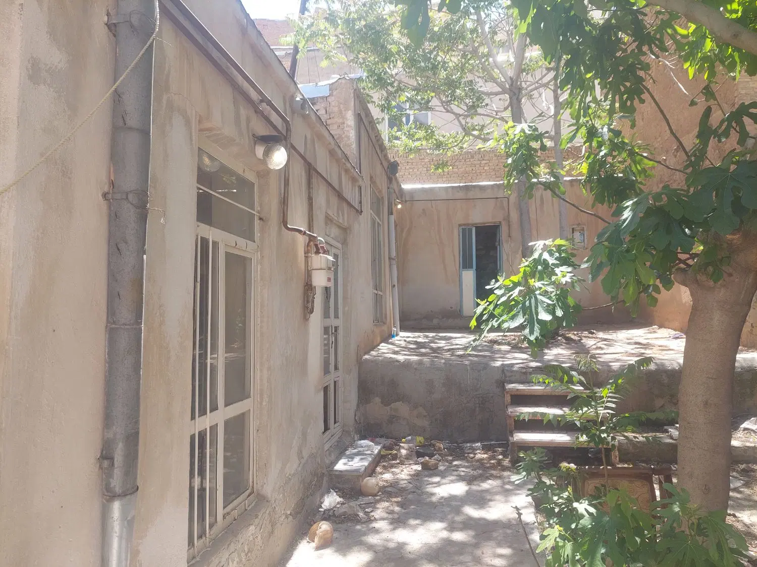 حیاط در مالازینال ۱۶۵ متری