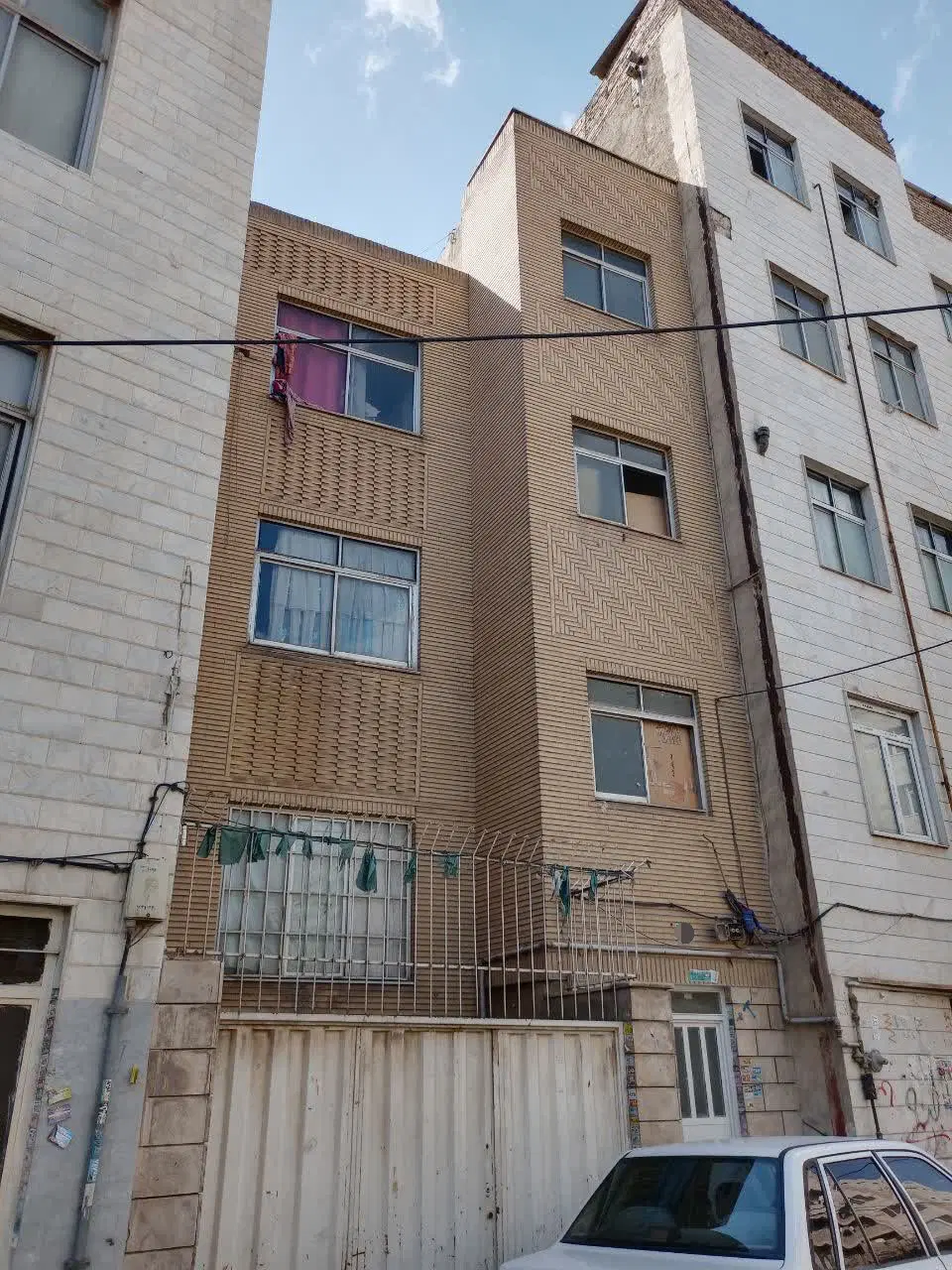 آپارتمان ۳طبقه دارای حیاط