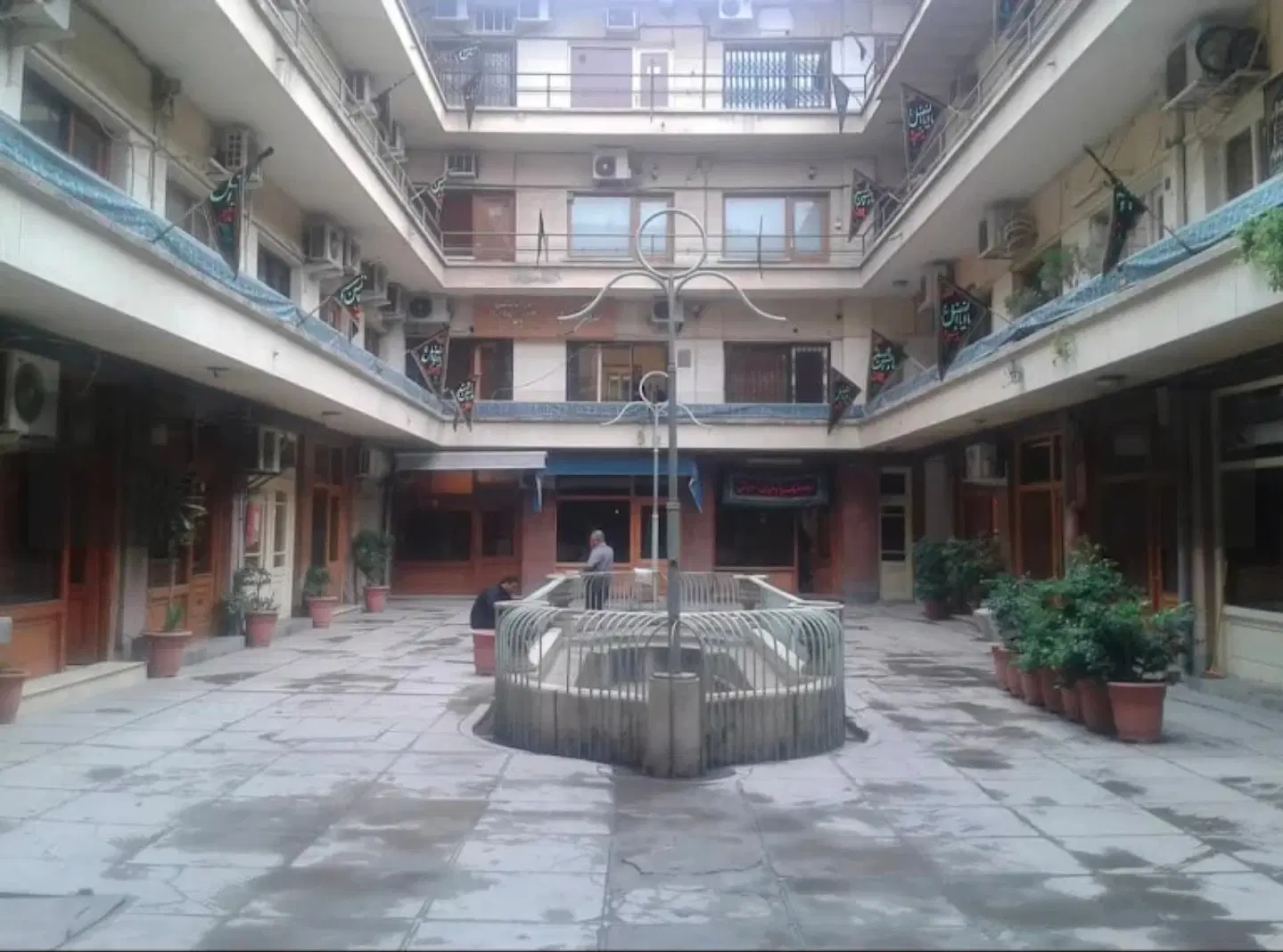 حجره در سرای امید