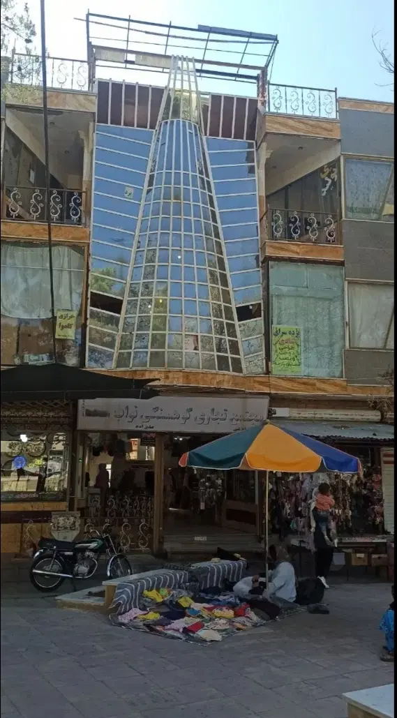 چندین مغازه تجاری مرکز شهر اسفراین