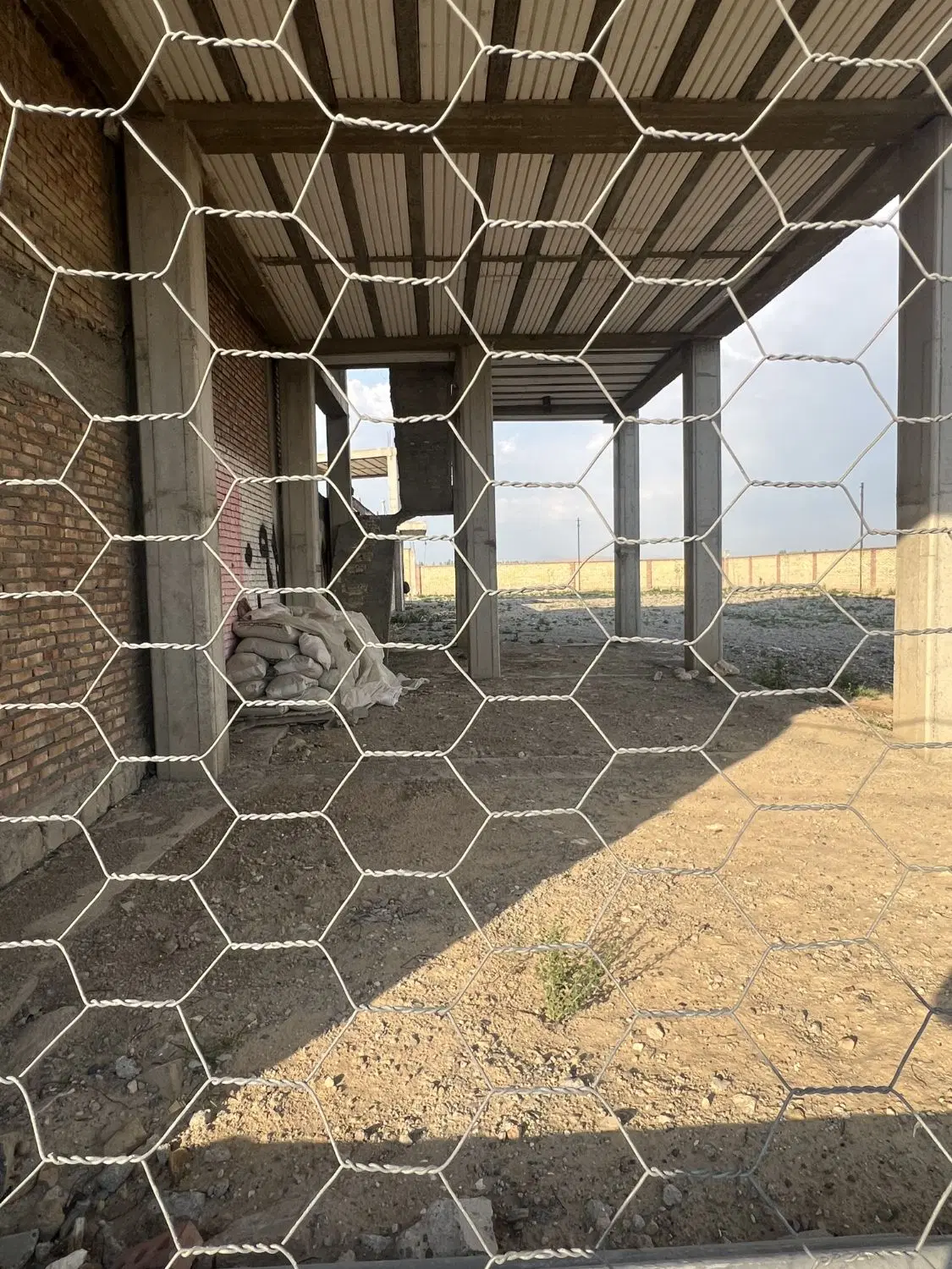 فروش نمایشگاه کامیون به متراژ ۲۲۰۰ بر ۲۵