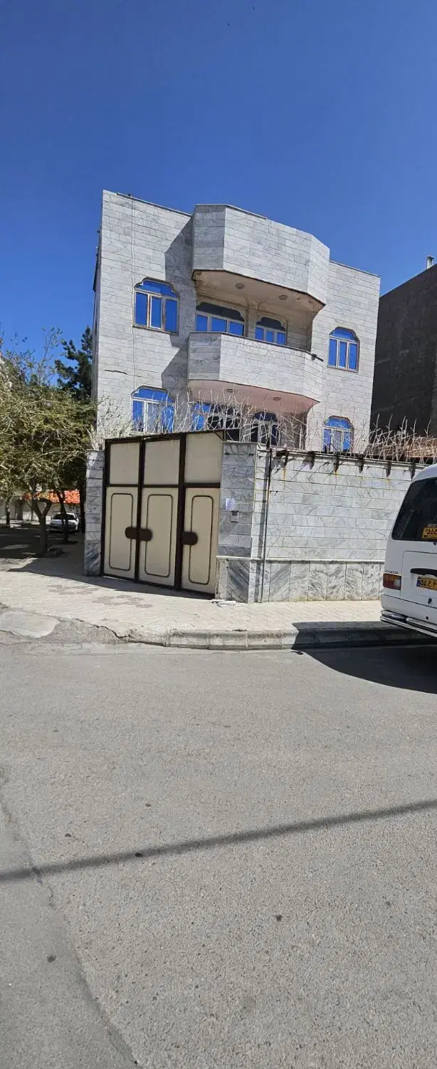 فروش فوری منزل شخصی 3 طبقه یک جا در مشهد