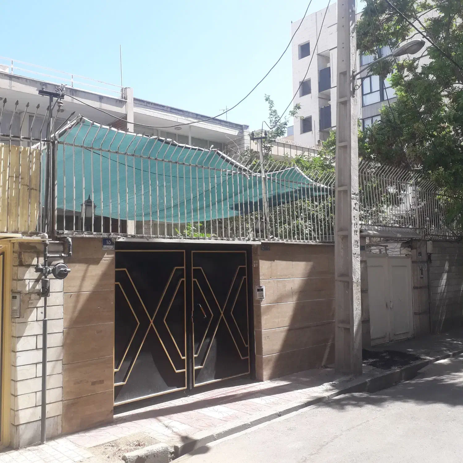 کلنگی ویلایی دردوطبقه قابل سکونت
