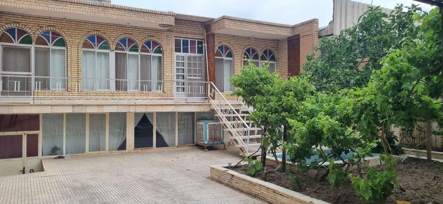 ملک  فروشی