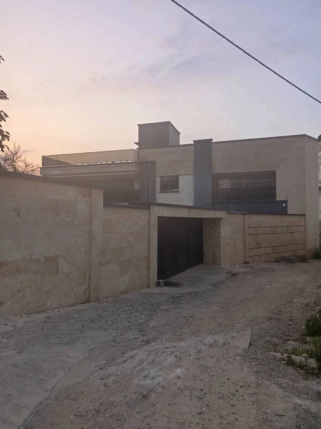 ویلا یه استخر دار بزرگ شیک