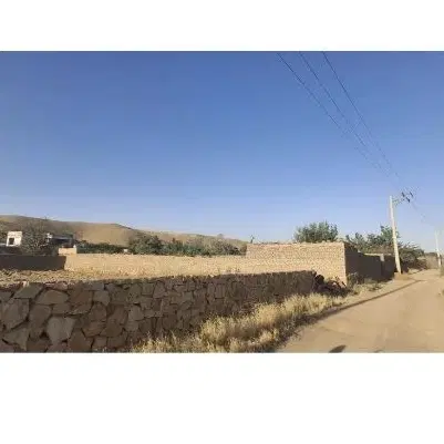 زمین دور دیوار