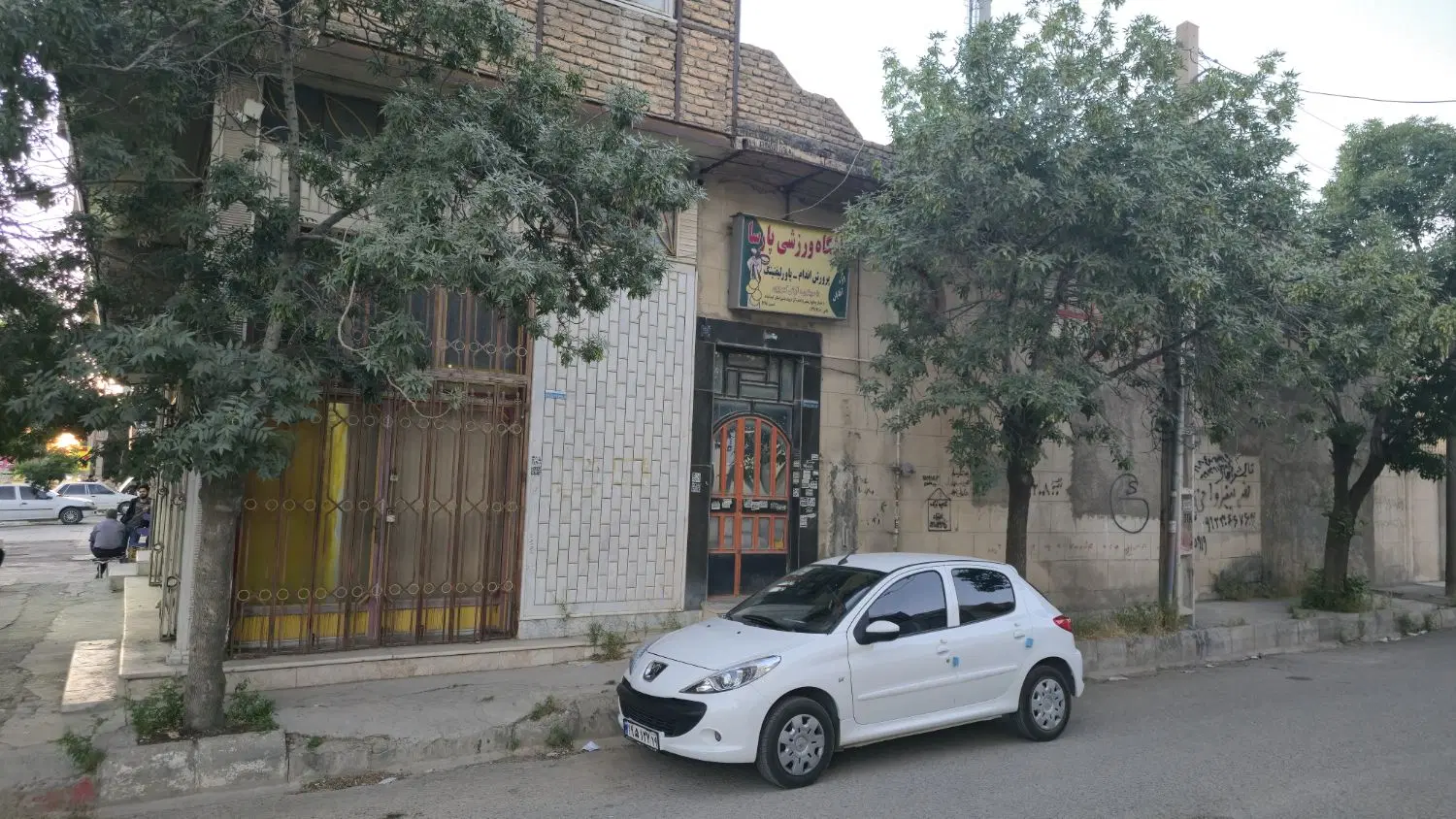 ویلایی برخیابان اصلی همراه ۲۰۰متر باشگاه هم کف