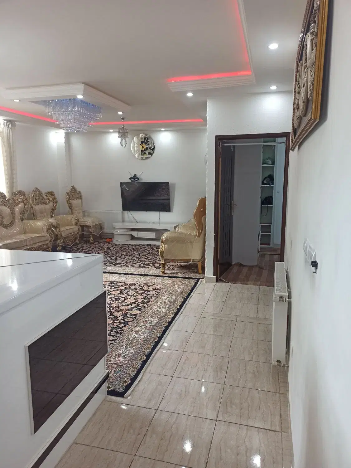 اپارتمان غرق نور