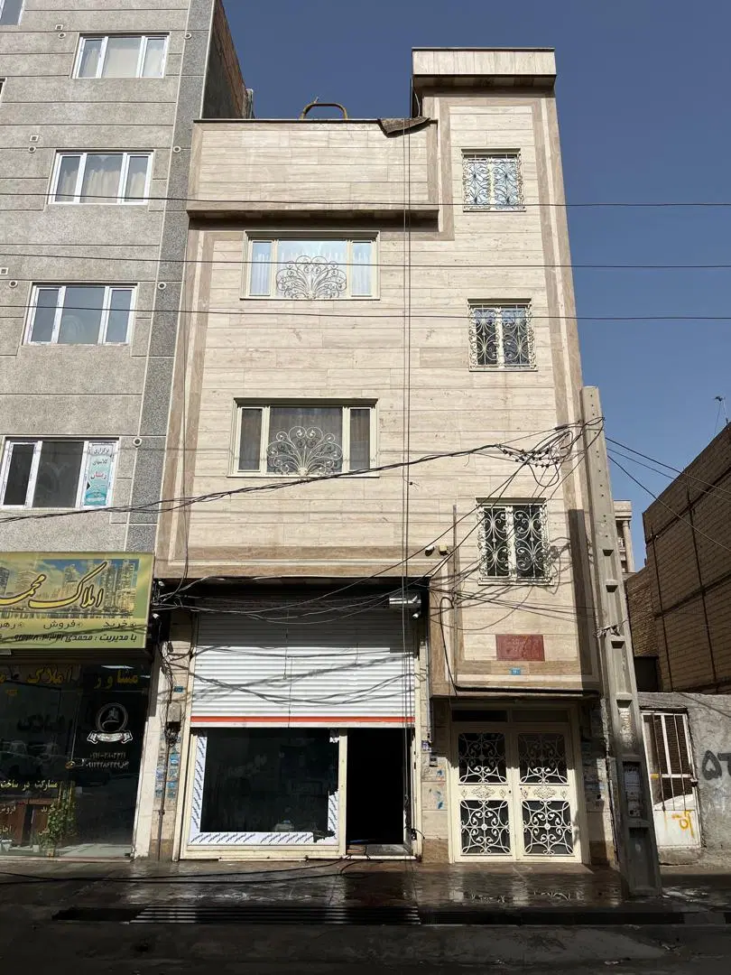 یک دستگاه ساختمان به متراژ ۱۴۰ متر سه طبقه