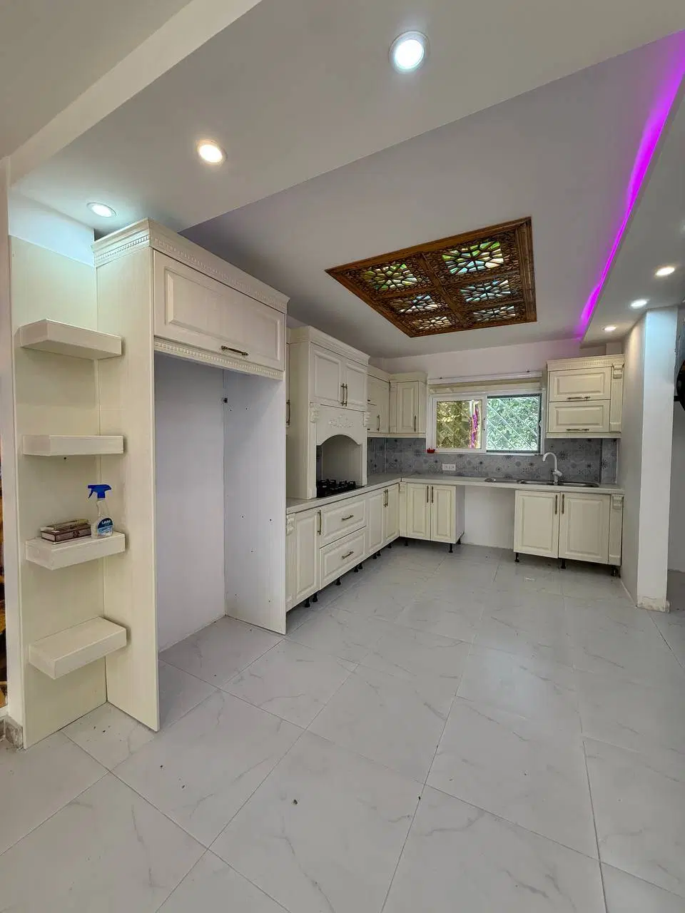 ویلاباغ۹۰۰متری نمارومی با امکانات و مدارک فول