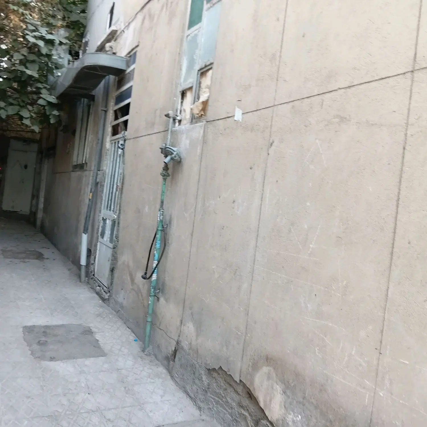 خانه ویلایی کلنگی با مغازه تجاری